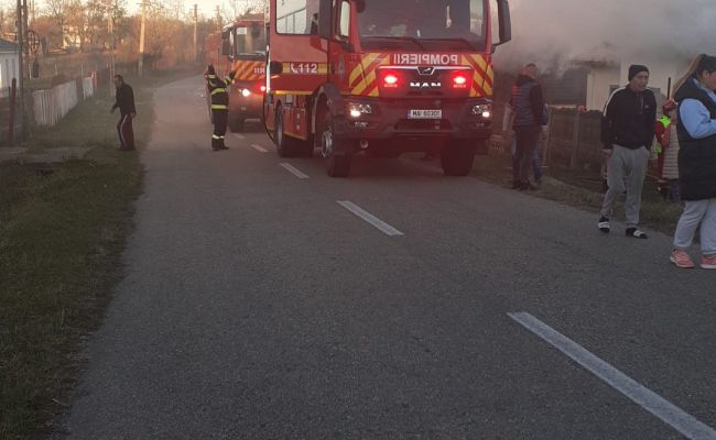 ACUM! A luat FOC o casă în Argeș