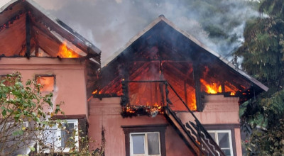 ACUM! Incendiu URIAȘ într-o GOSPODĂRIE din Argeș!