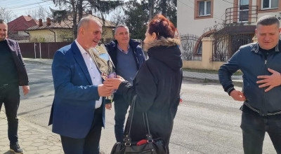 Primarul Nicolae Velcea a oferit flori doamnelor și domnișoarelor