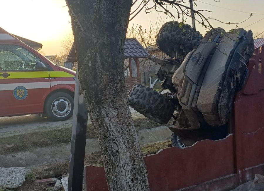 Accident GRAV în Argeș! A intrat cu ATV-ul într-un gard!