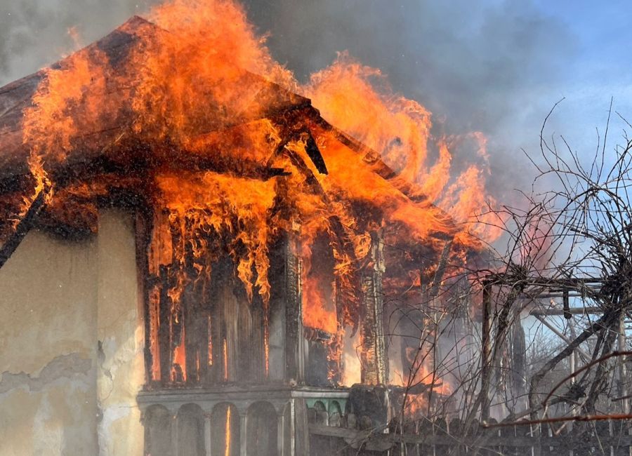 INCENDIU în Argeș! O casă a ARS!