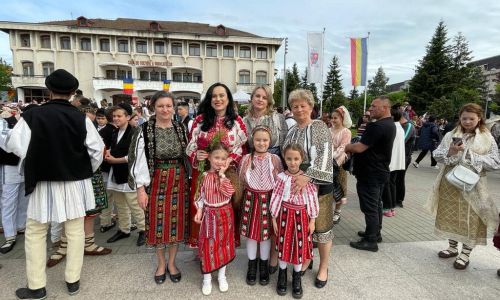 În Parlamentul României, expoziţie de costume tradiţionale de Argeş şi Muscel