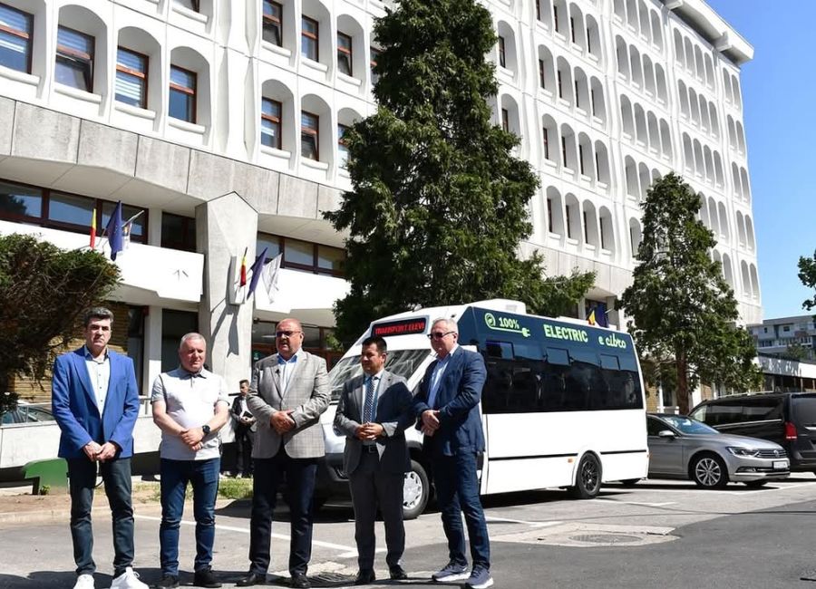 Consiliul Județean Argeș va achiziționa încă 7 microbuze electrice școlare
