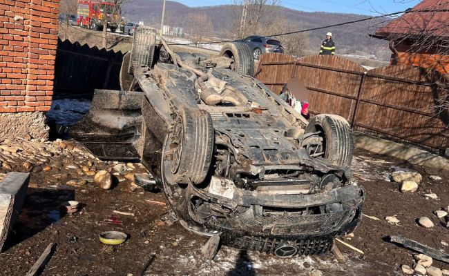 Accident în Argeș! S-a RĂSTURNAT cu mașina în curtea unei gospodării
