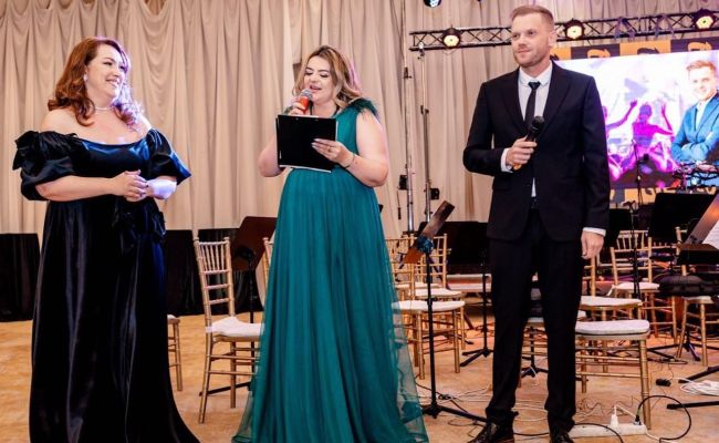 Moment emoționant la Balul Ancheta! Șeful Centrului Cultural Mioveni a dedicat premiul primit lui Ion Georgescu