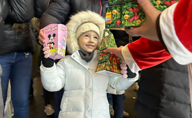 Comuna Bradu este gata de sărbătorile de iarnă! Primarul Dan Stroe a aprins iluminatul festiv!