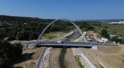 Podul cu cel mai înalt arc din România care leagă Mioveniul de Davidești, aproape de deschidere. Testele de rezistență, trecute cu brio!