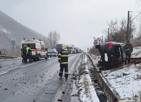 ACUM! Accident în Argeș! O mașină s-a RĂSTURNAT