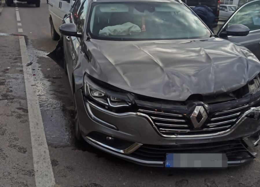 ACUM! Accident cu TREI MAȘINI în Argeș