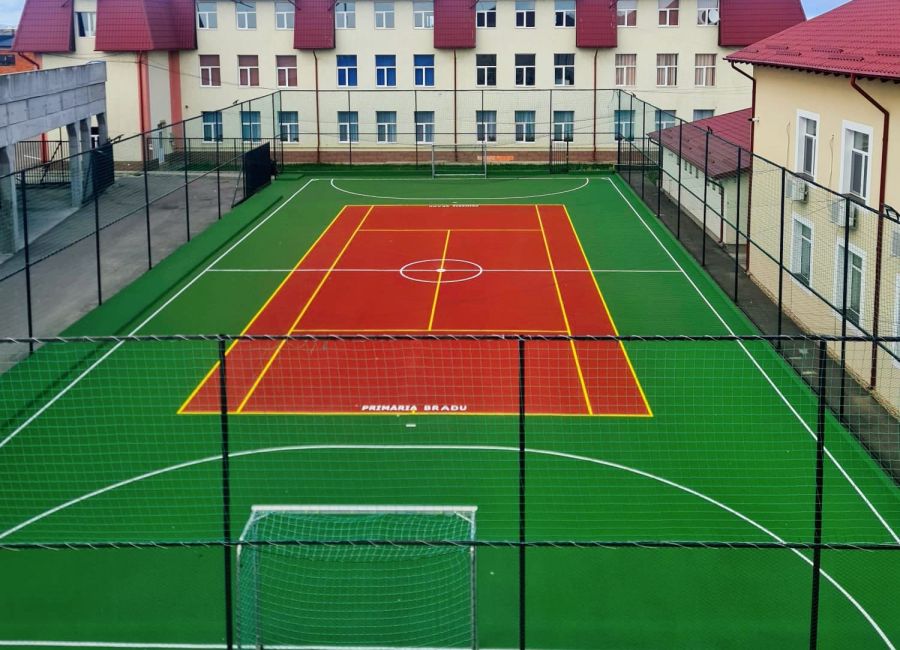 Teren modern de sport în comuna Bradu