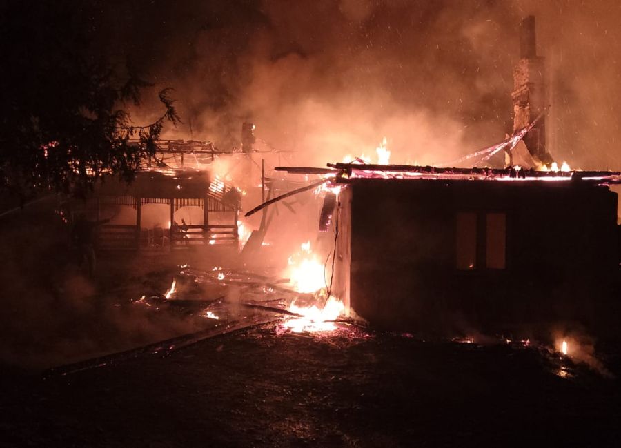 Azi-noapte, două case au luat foc în Argeș