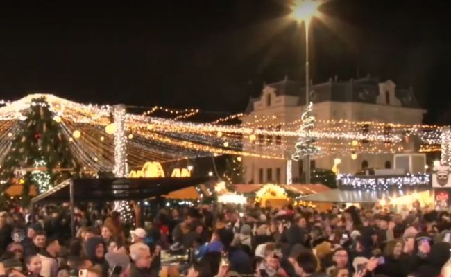 La Pitești a fost aprins iluminatul de sărbători! Mii de oameni în centrul orașului