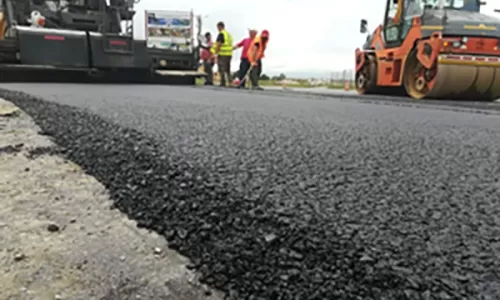 Lucrări de asfaltare pe mai multe drumuri din Argeş