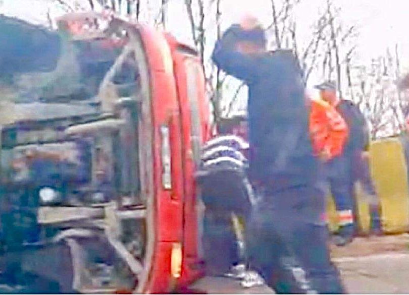 Accident în Argeş! Un TIR s-a RĂSTRUNAT