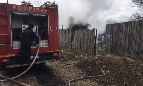 ACUM! O casă a luat FOC în Argeș