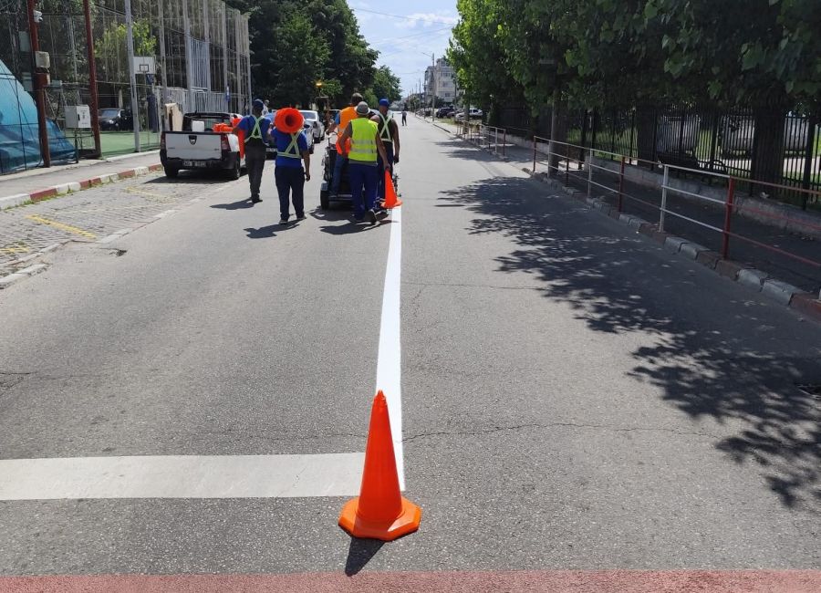 În Mioveni se lucrează la refacerea marcajelor rutiere!