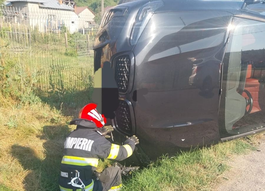 Accident în Argeș! Un bolid de lux a ajuns în șanț!