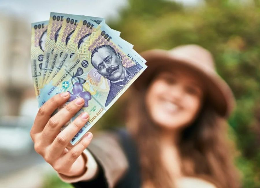 Mii de elevi din Piteşti vor primi burse şcolare