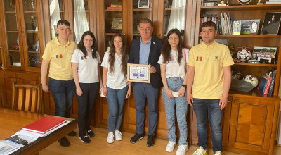 Primarul Gentea, întâlnire cu cinci tineri talentaţi din Piteşti