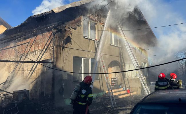 UPDATE! Incendiu PUTERNIC în comuna Bradu!