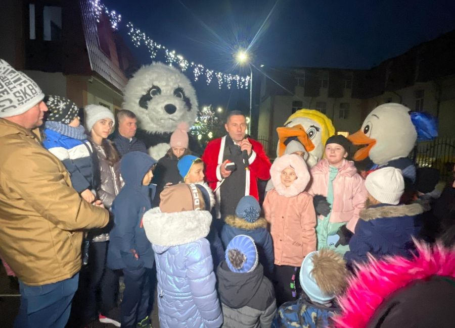 Sărbătoare în comuna Bradu! Primarul Dan Stroe a aprins iluminatul festiv