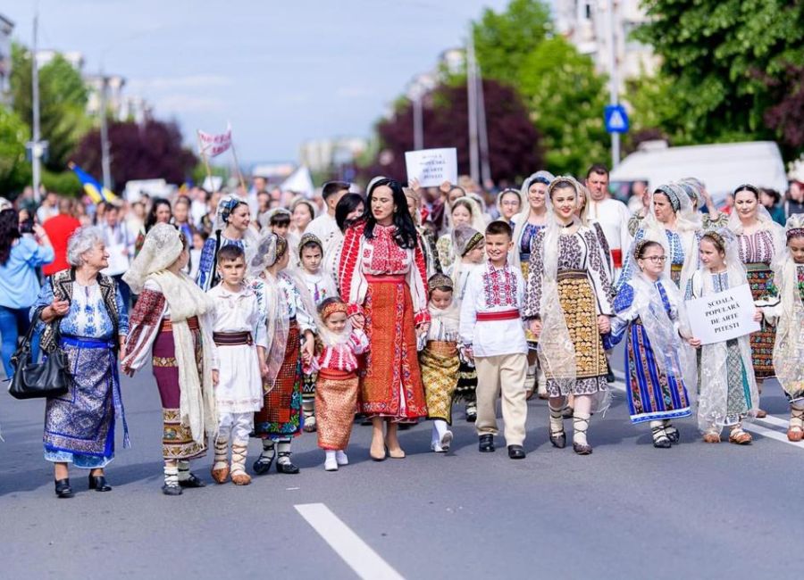 Mii de persoane au fost prezente la Mioveni, la parada portului popular