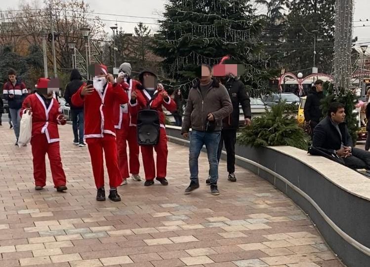 Grupuri de falși colindători, sancționate pentru cerșetorie și tulburarea liniștii publice în centrul Piteștiului!