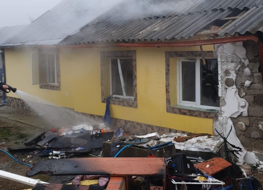 ACUM! EXPLOZIE într-o gospodărie din Argeș