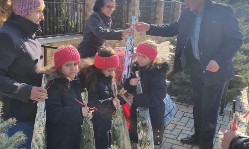 Primarul Dan Stroe a oferit flori doamnelor și domnișoarelor