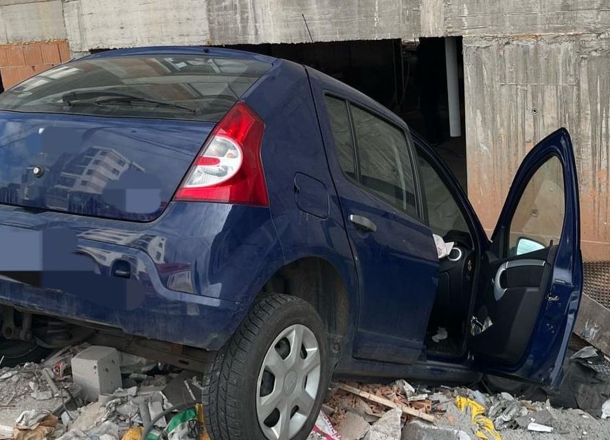 ACUM! Accident cu DOUĂ VICTIME în Pitești! A intrat cu mașina într-un BLOC