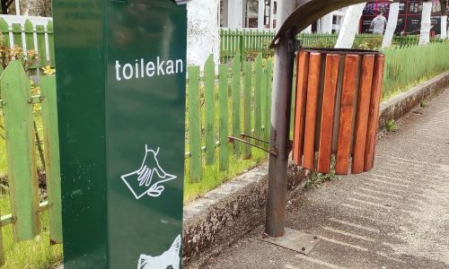 S-au montat dispensere de pungi pentru excrementele de animale