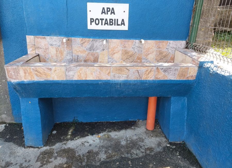 La Mioveni se lucrează la igienizarea fântânilor stradale!