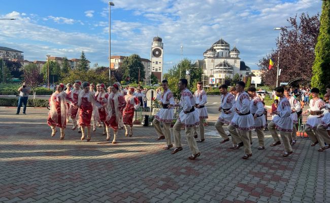 Ministrul Muncii la Festivalul Național de Folclor de la Mioveni: "Să ducem sămânța de neam și de țară mai departe!"