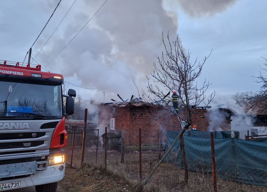 ACUM! Incendiu la acoperișul unei case din Argeș!