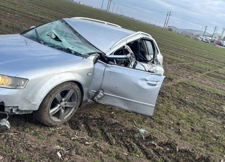 ACUM! Accident cu TREI MAȘINI în Argeș