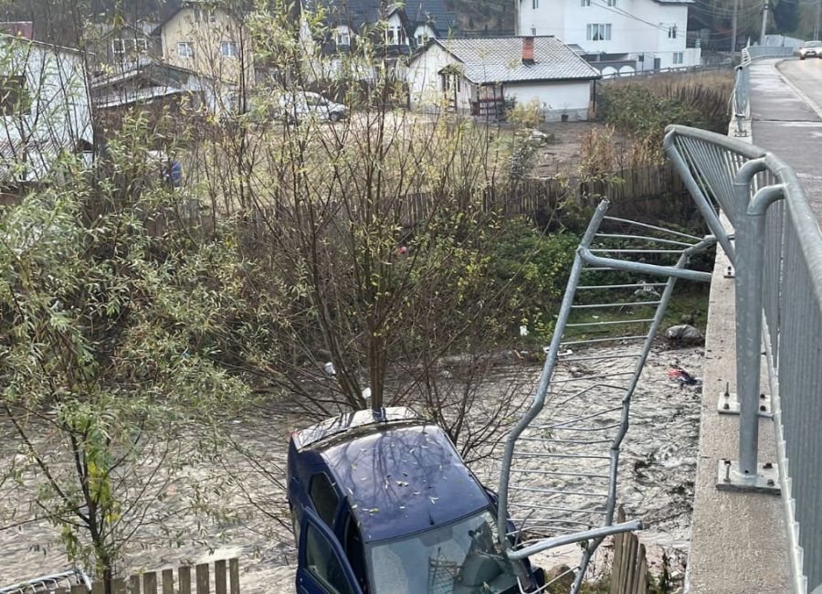 Accident GRAV în Argeș! O mașină a căzut de pe un pod