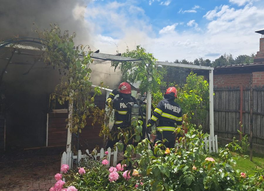 ACUM! INCENDIU într-o gospodărie din cartierul Trivale!