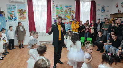 Moş Crăciun a venit cu daruri la micuţii de la grădiniţele din comuna Bogaţi