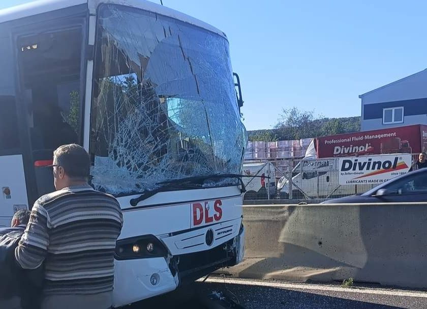 ACUM! Autobuz Dacia, accident pe DN73