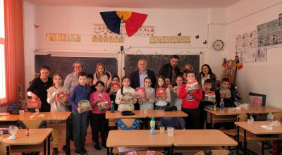 Primarul comunei Oarja, cadouri pentru elevii din localitate