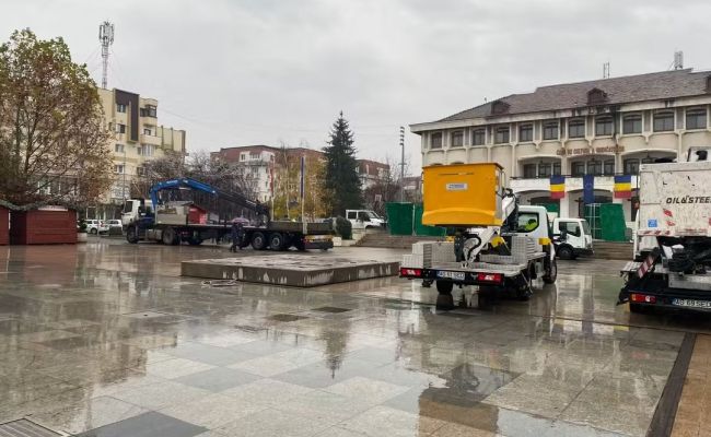 La Mioveni se fac ultimele pregătiri pentru aprinderea iluminatului festiv!