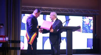 Distincţie pentru părintele Simfoniei Lalelelor! Primarul Gentea i-a înmânat titlul de Cetăţean de Onoare