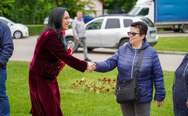 Ministrul Simona Bucura-Oprescu, președintele CJ Argeș Ion Mînzînă și primarul Cristian Gentea s-au întâlnit cu angajatorii și candidații de la Bursa Locurilor de Muncă de la Pitești! Argeșul se dezvoltă prin investiții majore care aduc locuri de muncă pl