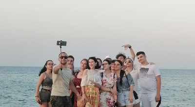 Primăria Mioveni a trimis elevii cu rezultate deosebite la olimpiade, în tabără la mare
