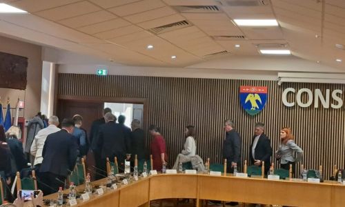 PENIBIL! Consilierii județeni PNL, USR și AUR sfidează argeșenii!
