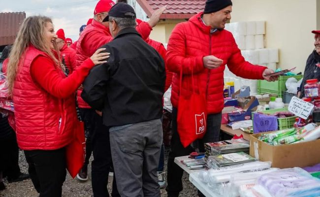 Ion Mînzînă, președintele Consiliului Județean și al PSD Argeș, a fost astăzi din nou împreună cu echipa PSD în târgul de la Ștefan cel Mare
