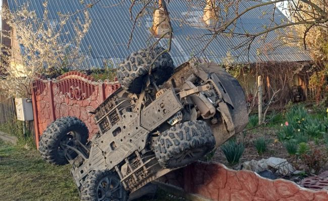 Accident GRAV în Argeș! A intrat cu ATV-ul într-un gard!