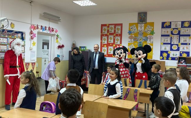 Primarul de la Mărăcineni, CADOURI pentru elevii din comună