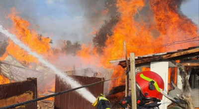 ACUM! Incendiu puternic într-o gospodărie din Argeș!