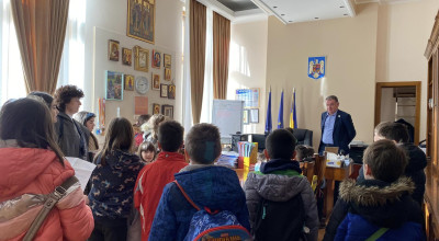 Copiii de la Școala Gimnazială 'Ion Pillat', în vizită la Primăria Pitești!